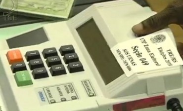 Los ciudadanos eligen a quién votan a medida que van apareciendo en la pantalla las fotos de los candidatos