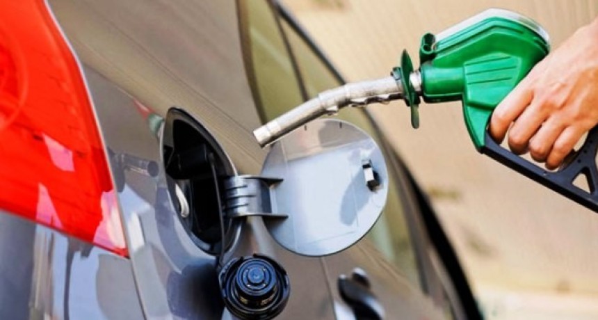 YPF anunció que baja el precio del combustible