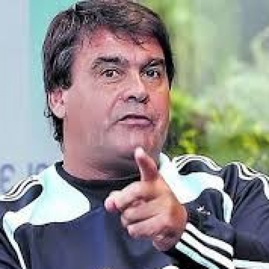 El emblemático ex futbolista de la Selección sufre una enfermedad degenerativa y está internado en un instituto médico de rehabilitación