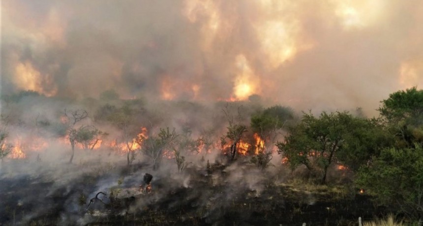 Cuadrillas de Defensa Civil y bomberos voluntarios están combatiendo dos incendios rurales en la provincia