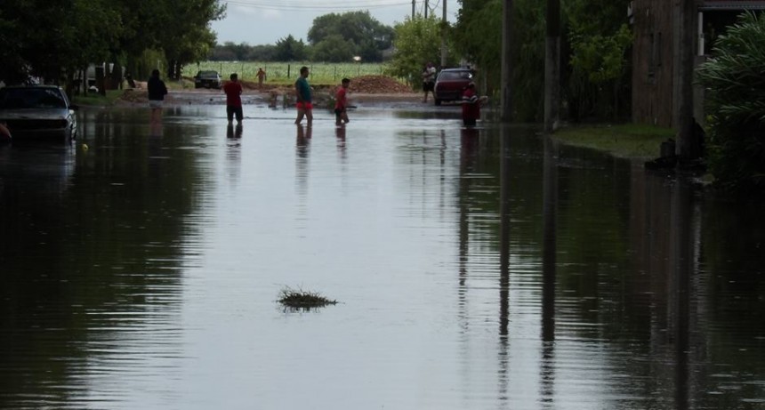 Cayeron 70 mm en media hora y se inundaron calles de Winifreda