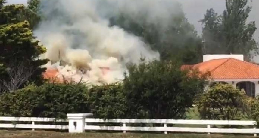 Un incendio arrasó el techo del salón de La Campiña