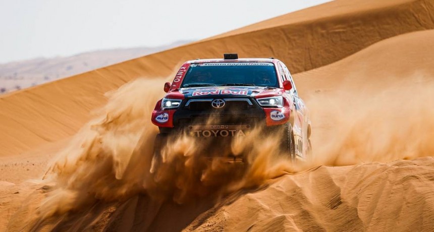 Sainz gana la etapa en la arena, pero ya está tan lejos...