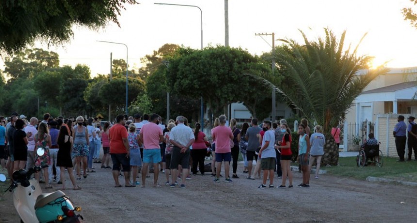 Nutrida movilización frente al hospital de Alpachiri por la muerte de "Lalo" Pasini