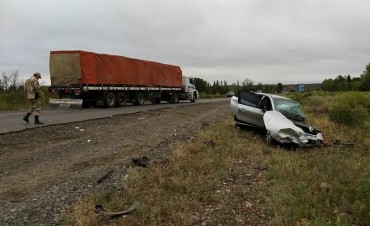 Un camión y un auto chocaron en la ruta 151