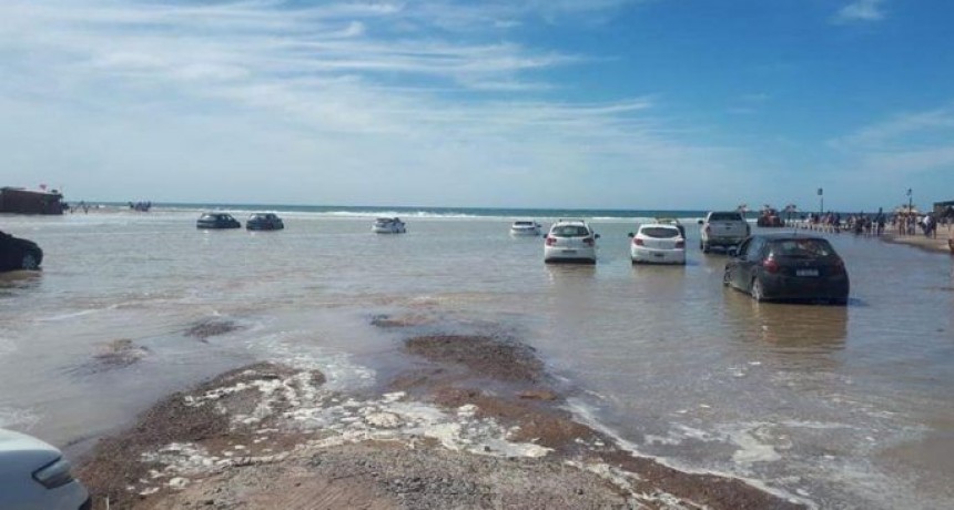 La marea atrapó decenas de autos en Río Negro