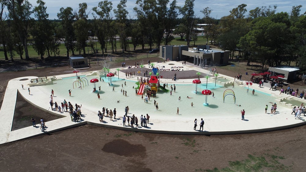 Ziliotto inauguró parques acuáticos en Telén y Winifreda
