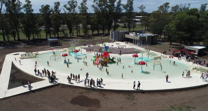 Ziliotto inauguró parques acuáticos en Telén y Winifreda