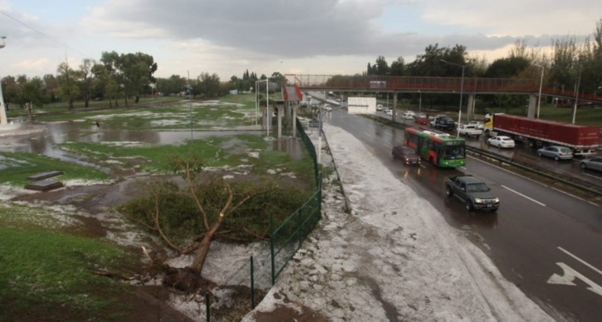 Inundaciones y destrozos tras importante tormenta en Mendoza