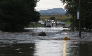 El agua cortó el puente entre Sierra de la Ventana y Saldungaray