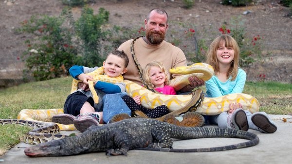 Una familia que convive con una serpiente pitón y reptiles en casa