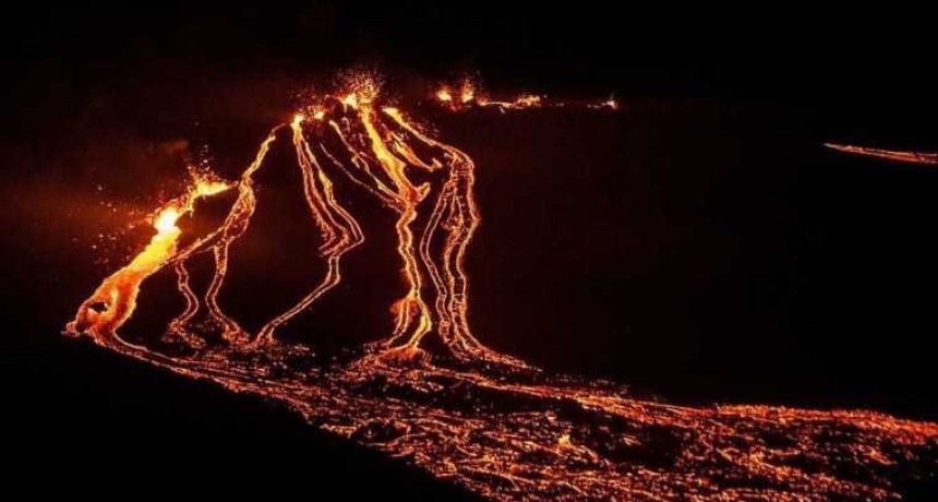 Un dron captó imágenes espectaculares de un volcán en erupción