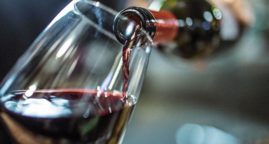 Componente del vino podría frenar el avance del Covid-19