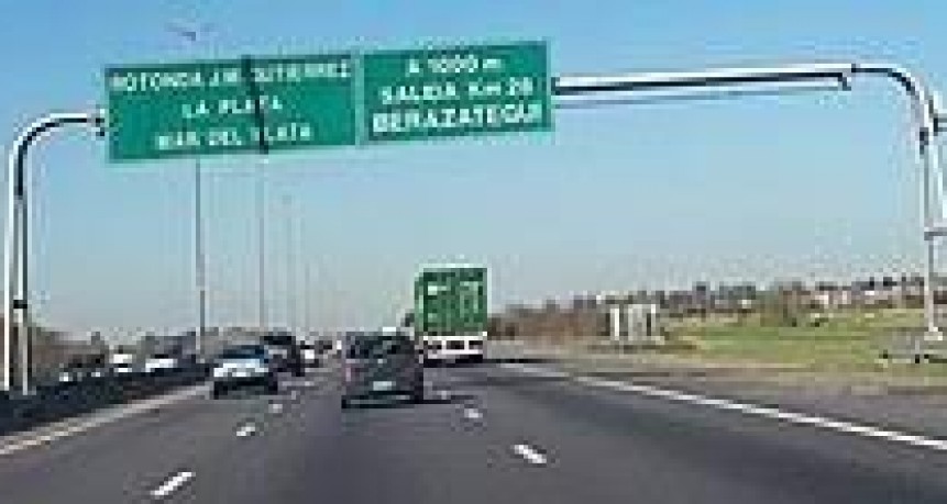 Lluvia de billetes generó caos de tránsito en la Autopista Buenos Aires-La Plata