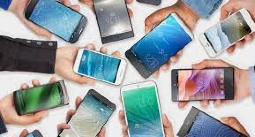 Un joven quiso conectar el cargador de su celular y murió electrocutado