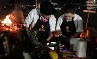 El asador Omar “Vasco” Zabiaur y su hija