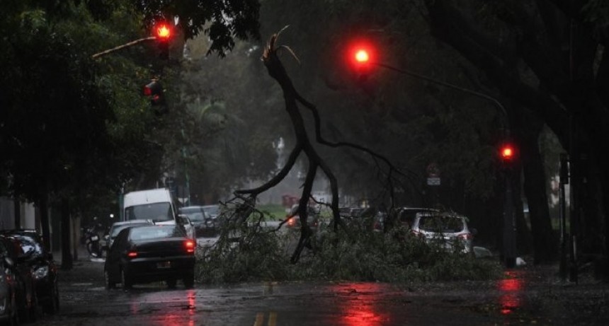 Dos muertos, 400 evacuados y destrozos