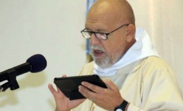 Un cura da la misa con una tablet en una parroquia de San Juan