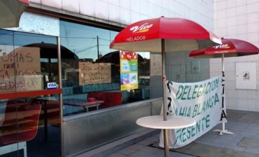 Trabajadores toman la fábrica de la tradicional heladería bahiense.