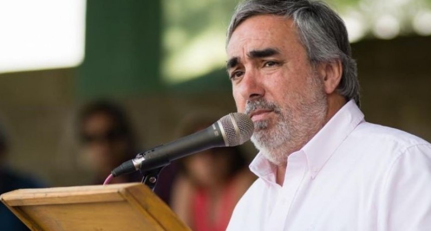 Miguel Fernández rompió el vidrio de un auto que había caído al borde de la ruta 5 y rescató a dos personas que estaban en estado de shock.