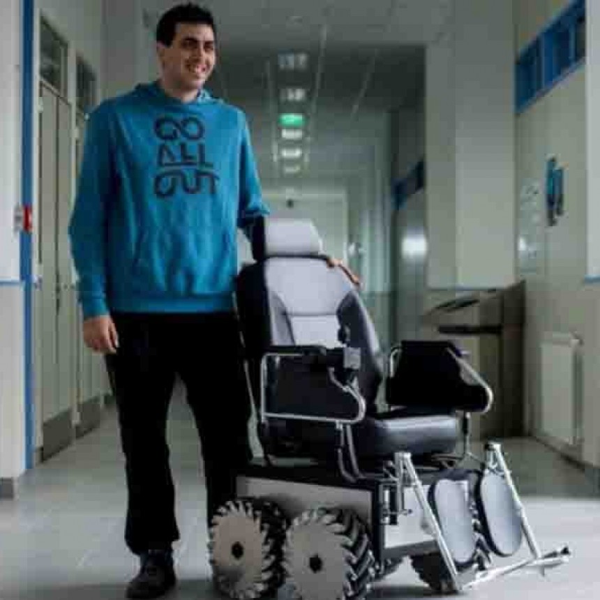Egresado de la UNS ganó un premio por crear una silla de ruedas omnidireccional