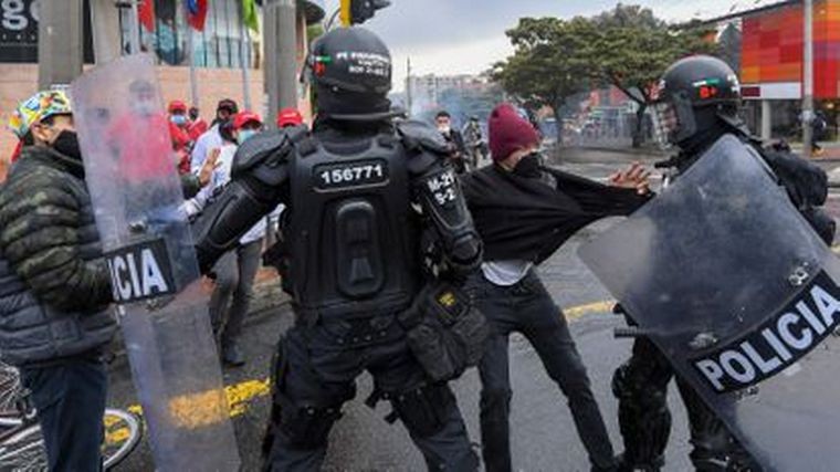 Militares salen a reprimir para frenar protestas en Colombia
