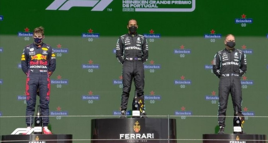 Hamilton gana en Portimao tras superar a Verstappen y Bottas