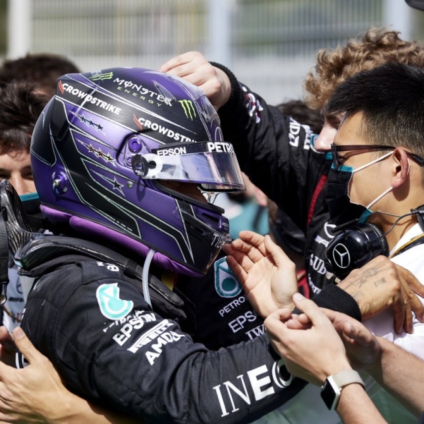 tra impresionante victoria del invencible Lewis Hamilton