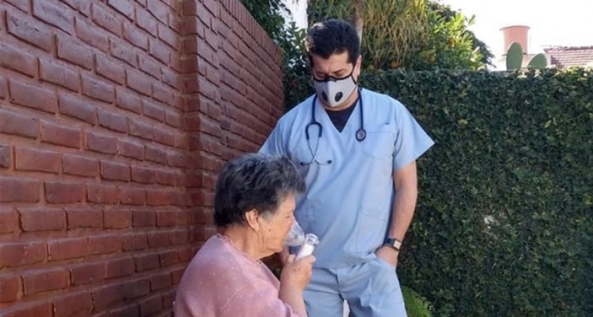 El médico que se curó del COVID-19 y logró recuperar a sus padres con su tratamiento pide que sea aprobado con urgencia