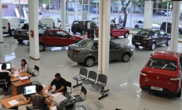 El Gobierno redujo el impuesto para los autos