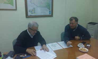 Macachín firmó convenio de PROSEDEC para realizar ampliación de la red cloacal