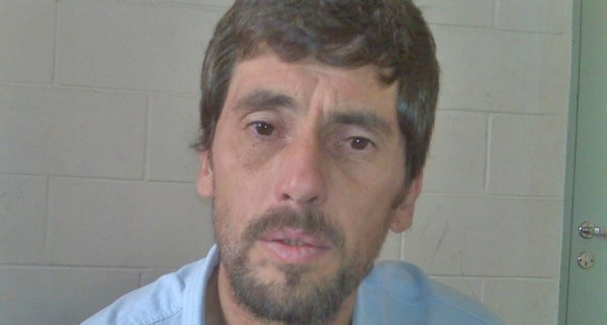 Gustavo Ravainera en Villa Iris y sin la pulsera electrónica