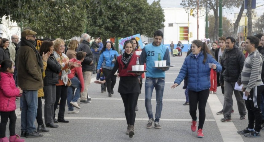 Se viene una nueva “Carrera de mozos y camareras”