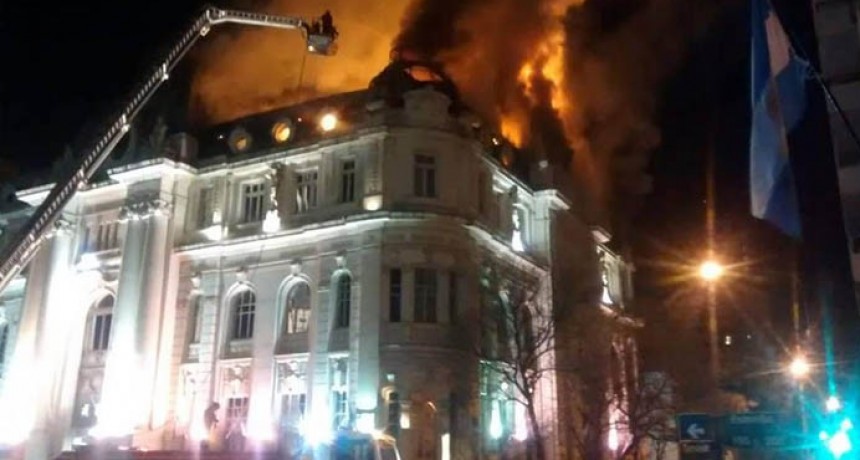 Un cortocircuito en el tablero instrumental habría provocado el siniestro en el Banco Nación