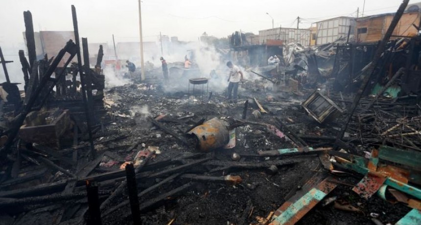 En vísperas de los Panamericanos, un incendio destruyó 200 casas en Lima