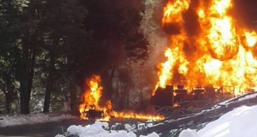 Una turista chilena murió en un triple choque en la Ruta 40 entre un camión cisterna de YPF, un auto y una camioneta
