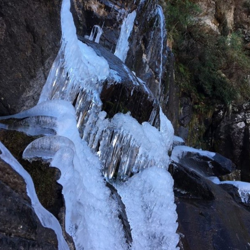 Por las bajas temperaturas, se congeló una cascada cordobesa