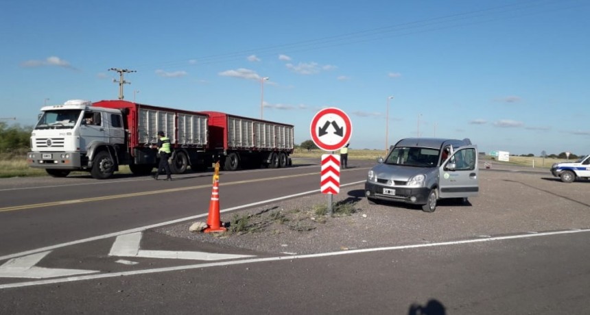 V. Iris: La Policia de franco y Municipales entregaron tortas y jugo a los camioneros