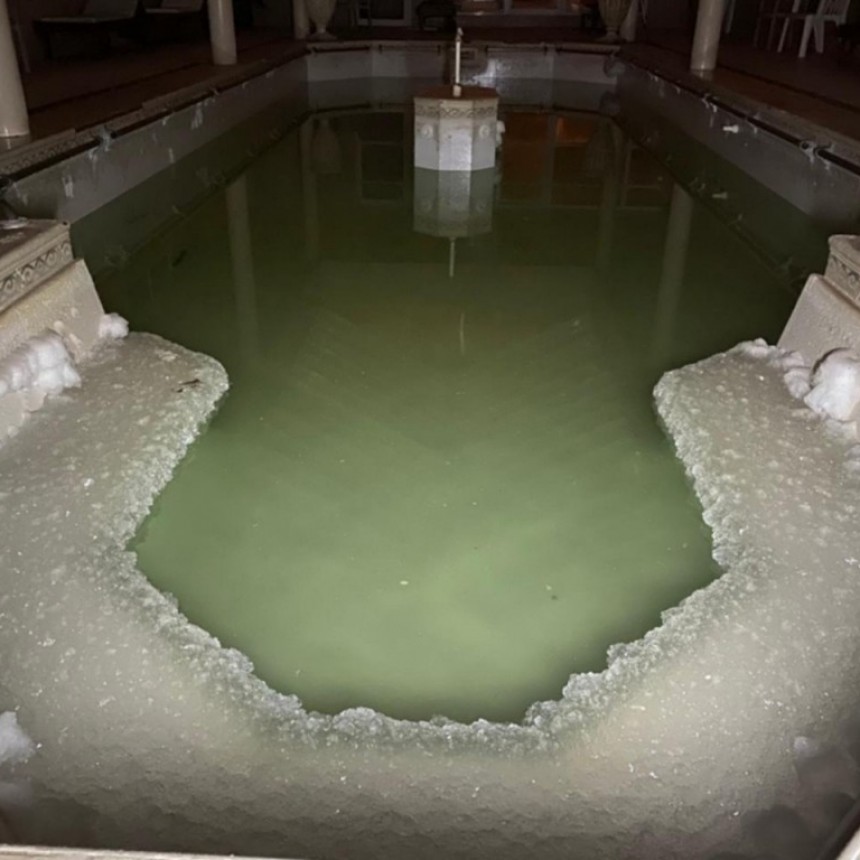 Impresionante: por el coronavirus, la sal cubre las piletas de los hoteles carhuenses