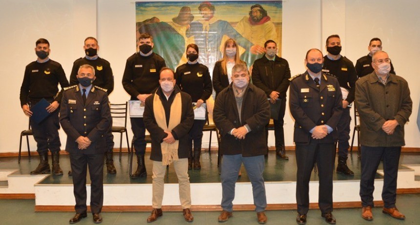 Se entregaron insignias a suboficiales y agentes de Policía distinguidos por mérito extraordinario