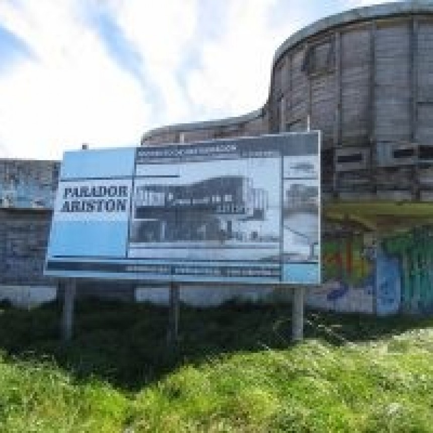 La Facultad de Arquitectura de la UBA contactó en 1947 con el conocido arquitecto húngaro Marcel Breuer para proponerle la realización de un espacio social que revitalizara la zona sur de la ciudad de Mar del Plata
