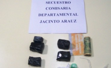 Demoran a dos jóvenes con cocaína