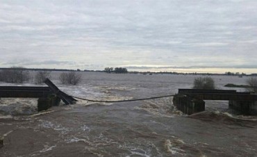 Santa Fe: la crecida del agua arrasó un puente ferroviario