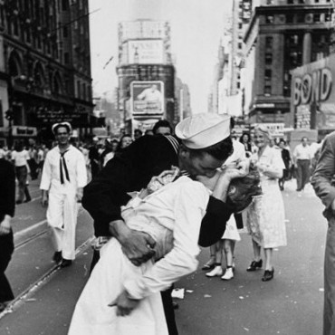 A 70 años del beso que cerró la Segunda Guerra Mundial