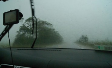 Por las lluvias, el agua tapa la ruta 67