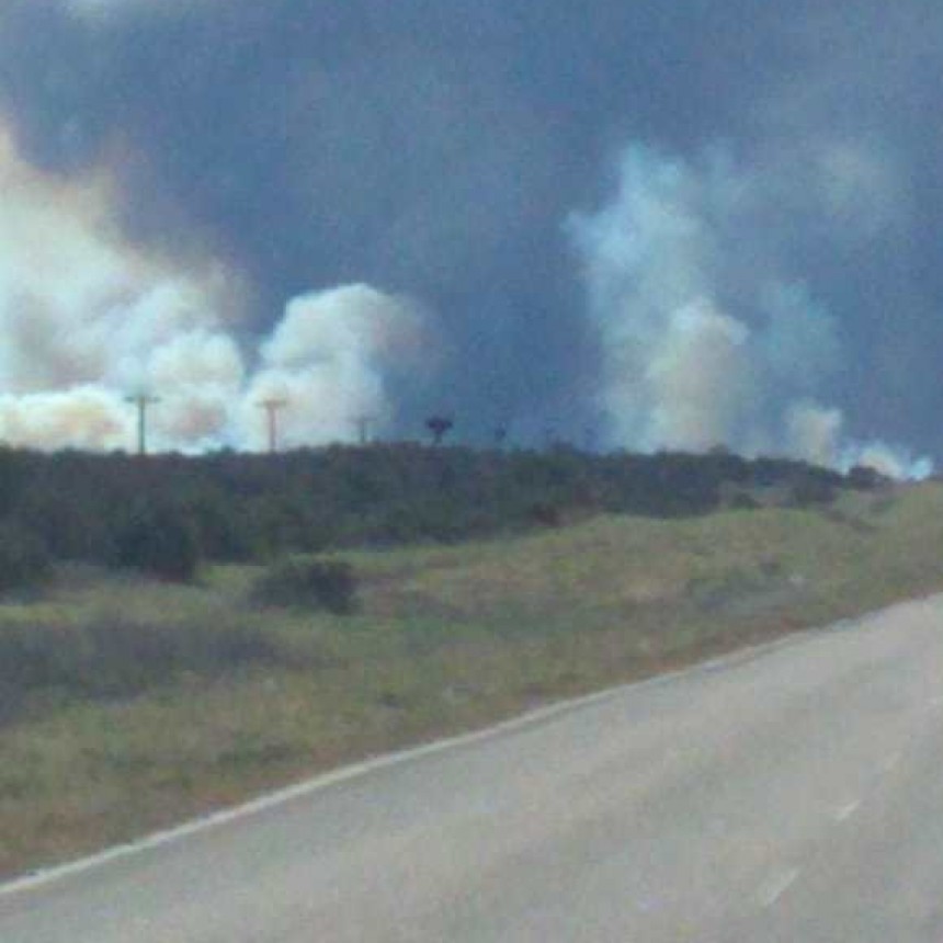 Un incendio rural, fuera de control, dejó a un pueblo sin luz y obligó al corte de una ruta