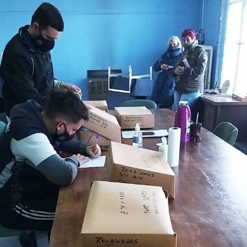 Allanaron la municipalidad de Anguil: denuncian sobresueldos