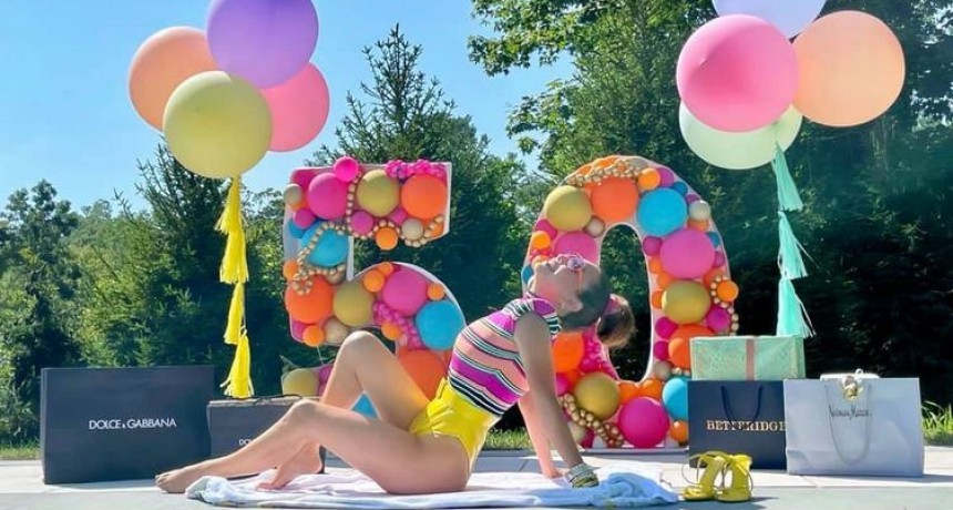 Thalía celebra sus 50 años "a la mexicana" y a puro color