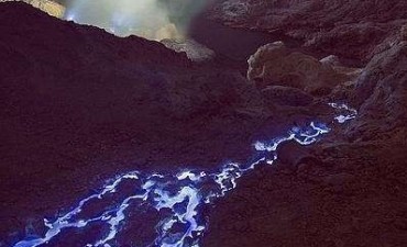 El extraordinario volcán que expulsa lava azul