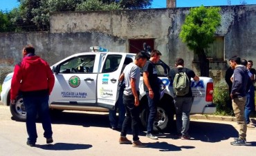 Personal de la Brigada de Investigaciones de la Unidad Regional I y de las comisarías de Miguel Riglos y Guatraché